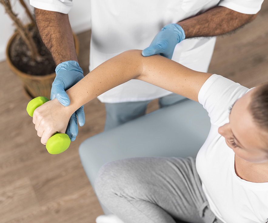 hero_0000_alto-angulo-de-fisioterapeuta-masculino-comprobando-la-fuerza-de-la-mujer hero_0000_alto-angulo-de-fisioterapeuta-masculino-comprobando-la-fuerza-de-la-mujer