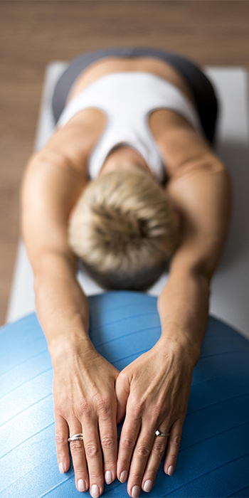 vertical_0001_mujer-mayor-con-pelo-corto-haciendo-ejercicios-de-estiramiento vertical_0001_mujer-mayor-con-pelo-corto-haciendo-ejercicios-de-estiramiento