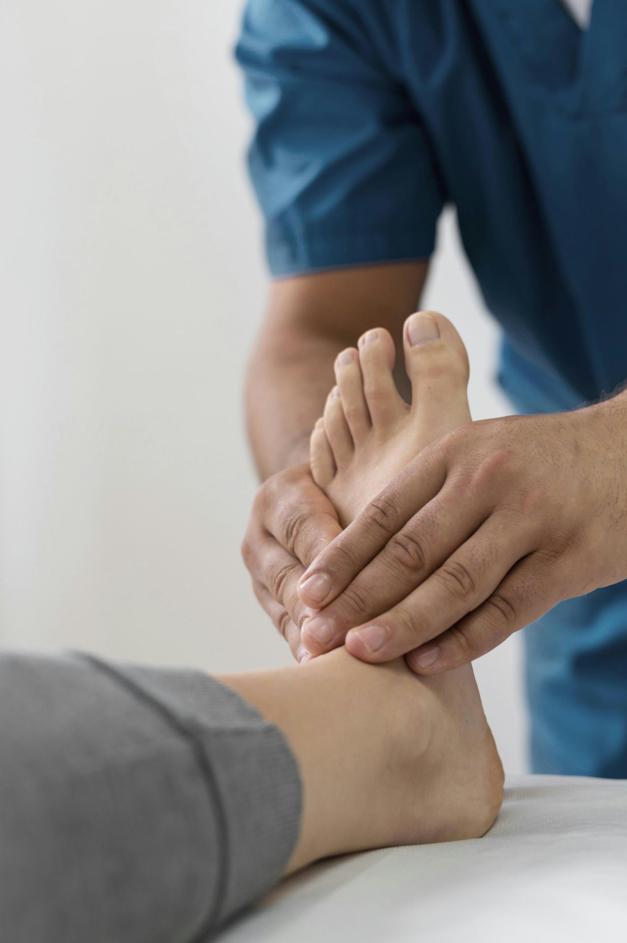 vertical_0001_patoient-de-osteopatia-recibiendo-masaje-de-tratamiento