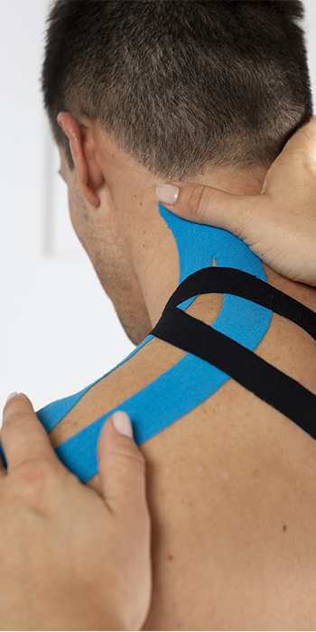 vertical_0002_fisioterapeuta-femenino-aplicando-vendaje-medico-elastico-al-paciente-masculino vertical_0002_fisioterapeuta-femenino-aplicando-vendaje-medico-elastico-al-paciente-masculino