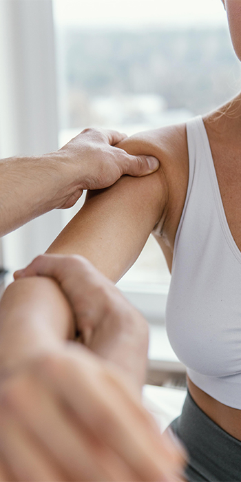 vertical_0003_terapeuta-osteopatico-masculino-comprobando-el-hombro-del-paciente-femenino vertical_0003_terapeuta-osteopatico-masculino-comprobando-el-hombro-del-paciente-femenino