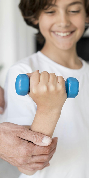 verticales_0000_kid-y-su-padre-haciendo-deporte-en-casa verticales_0000_kid-y-su-padre-haciendo-deporte-en-casa