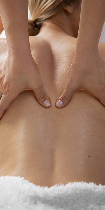 verticales_0001_mujer-recibiendo-un-masaje-de-espalda-de-masajista verticales_0001_mujer-recibiendo-un-masaje-de-espalda-de-masajista