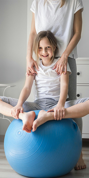 verticales_0003_mama-y-nina-hacen-ejercicio-en-la-pelota-juntas verticales_0003_mama-y-nina-hacen-ejercicio-en-la-pelota-juntas